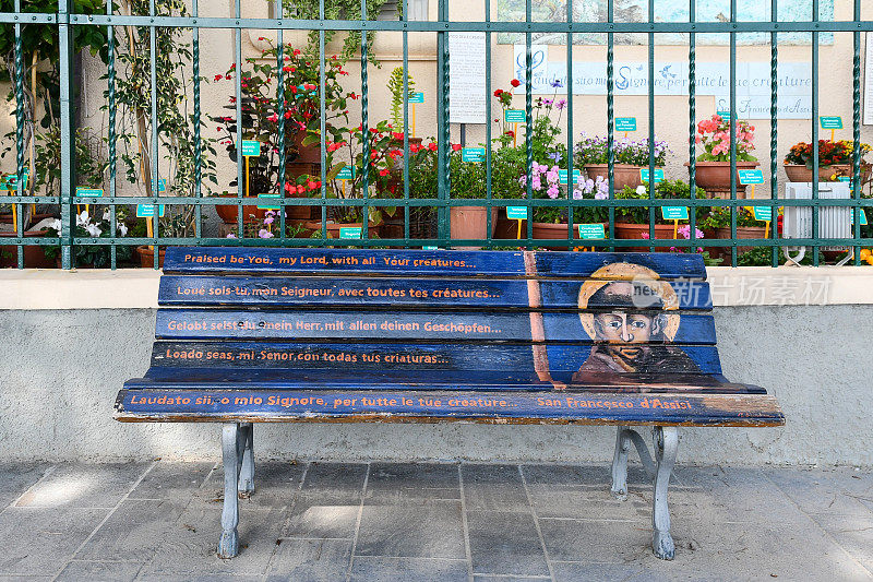 意大利利古里亚，萨沃纳，Alassio, Borgo Coscia区，卷尾猴修士修道院植物园前献给阿西西圣方济各的彩绘长凳